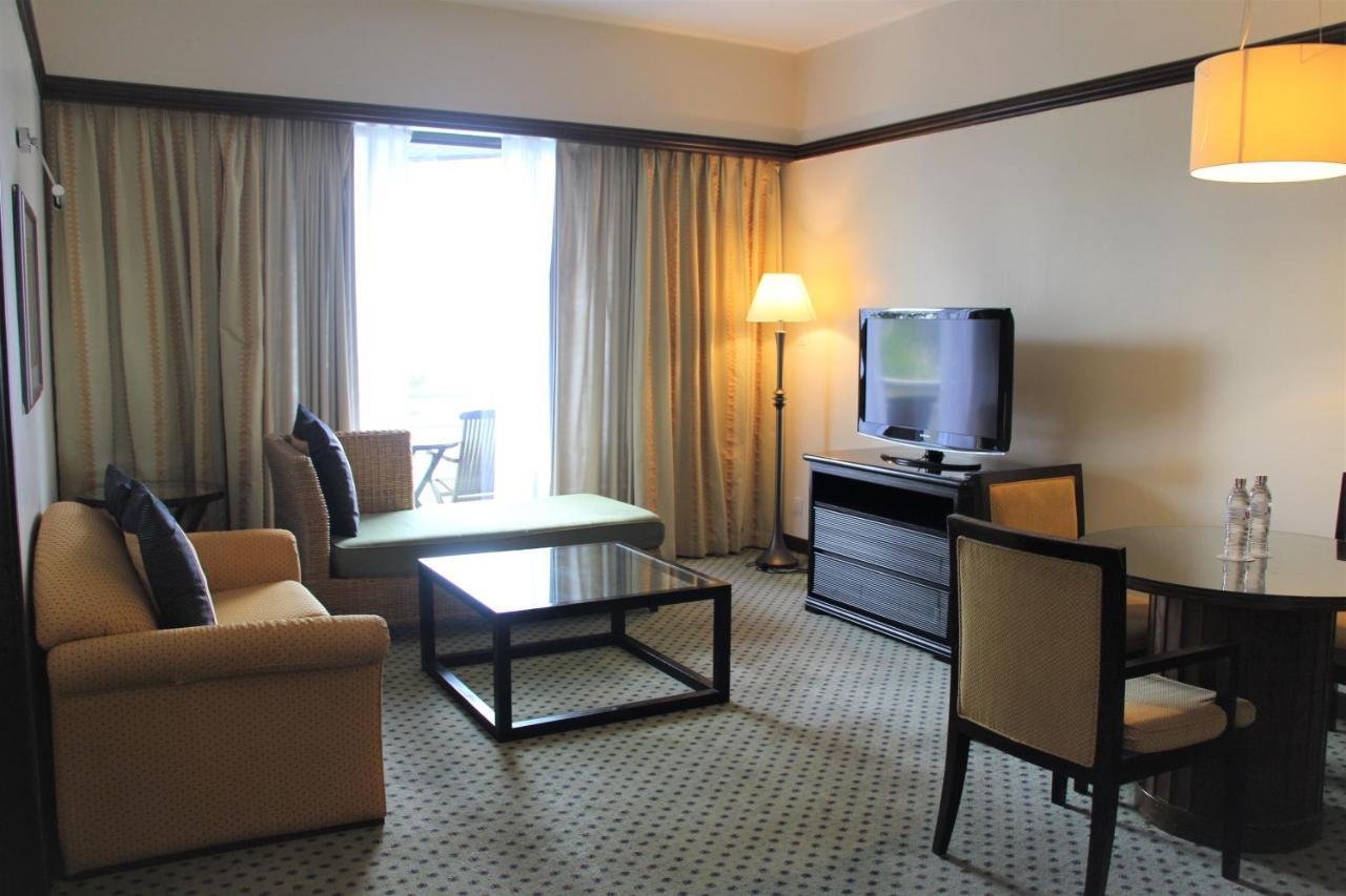 Miri Marriott Resort & Spa Exterior foto A living room in a suite